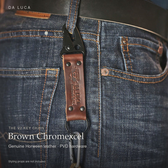 DA LUCA Leather V2 Key Chain - Brown Chromexcel (PVD). Official product film with readable details. #Color_Brown Chromexcel (Key-Pvd)