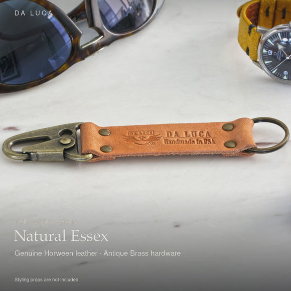 DA LUCA Leather V2 Key Chain - Natural Essex (Antique Brass). Official product film with readable details. #Color_Natural Essex (Key-Antb)