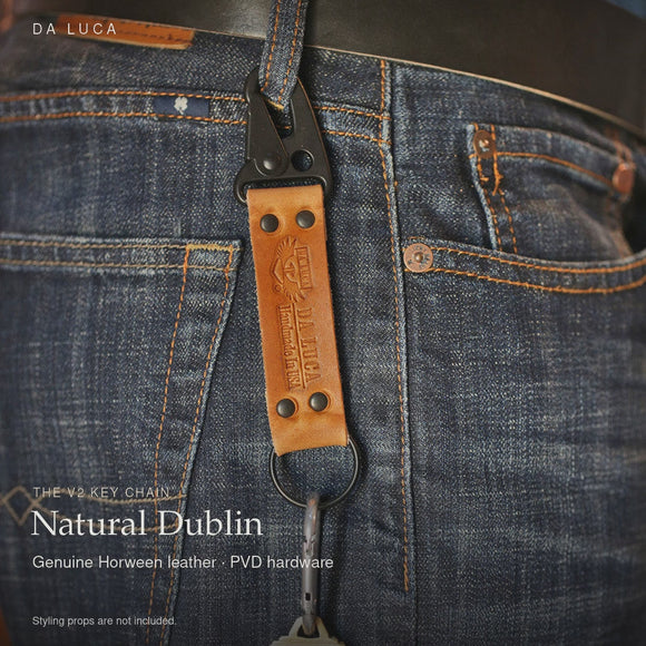 DA LUCA Leather V2 Key Chain - Natural Dublin (PVD). Official product film with readable details. #Color_Natural Dublin (Key-Pvd)